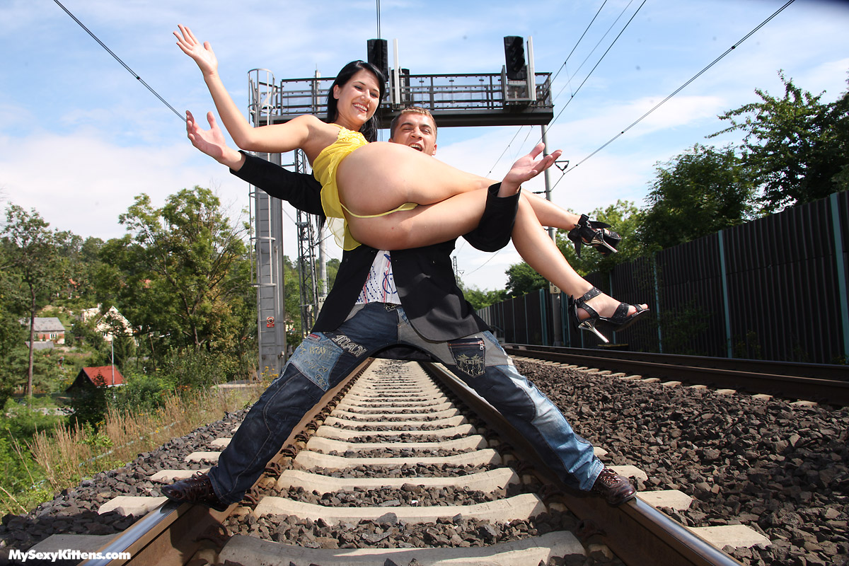 铁道上极其浪漫的性交 - 第1张  | 性趣套图